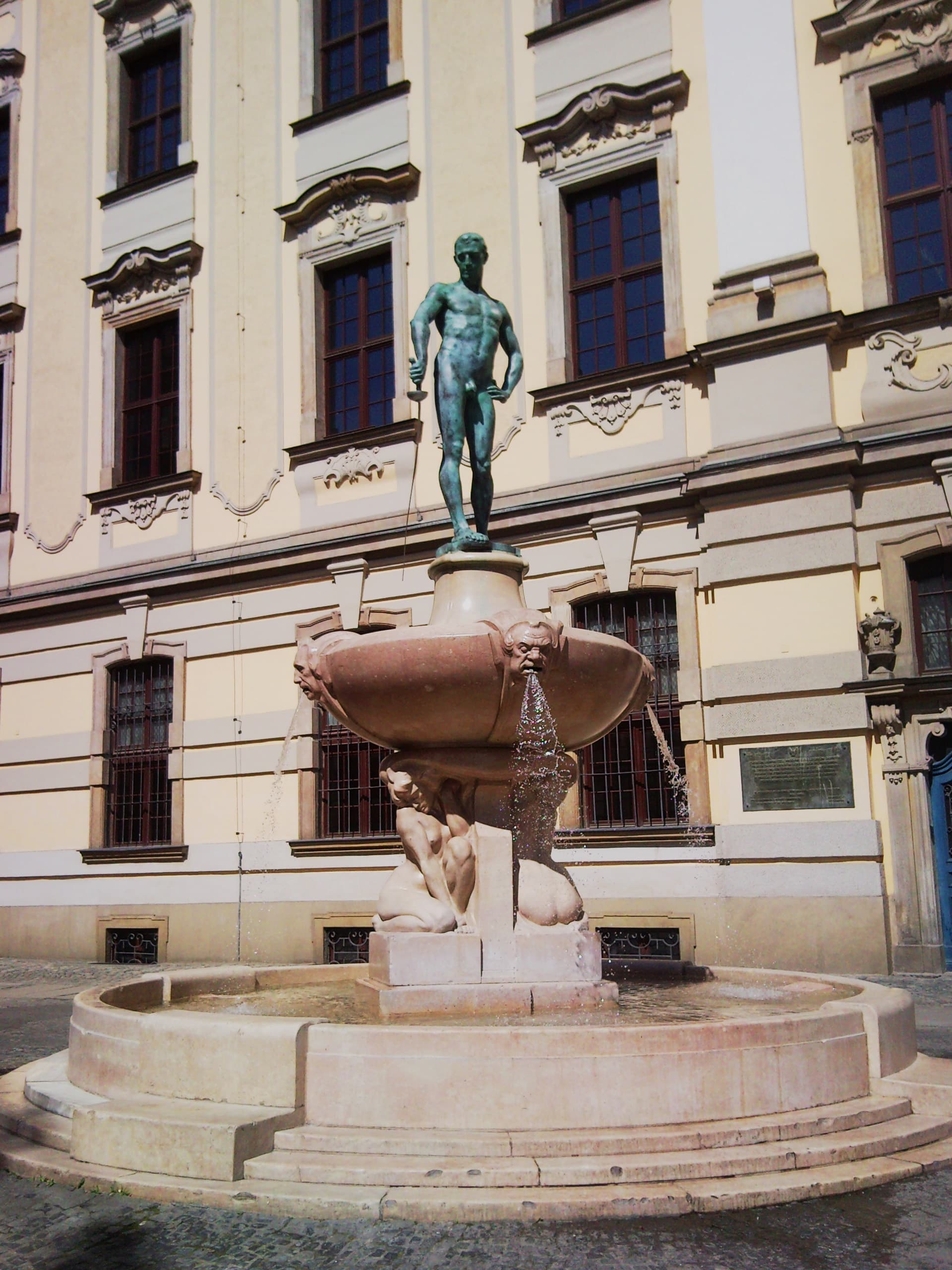 Der Fechterbrunnen (Fontanna Szermierz) auf dem Plac Uniwersytecki in Wrocław
